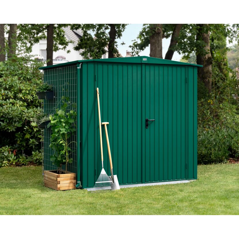 Grünes Gerätehaus Ecostar mit Rankgitter, Harke und Spaten