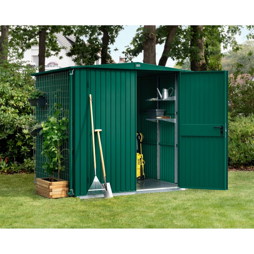 Grünes Gerätehaus Ecostar mit Rankgitter und Gartengeräten