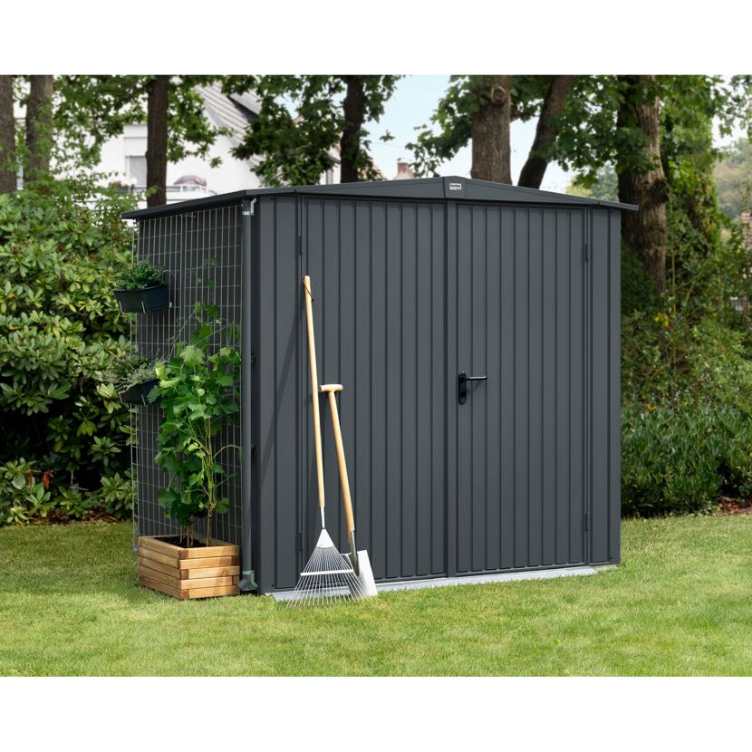 Anthrazitfarbenes Gerätehaus Ecostar mit Rankgitter und Gartengeräten