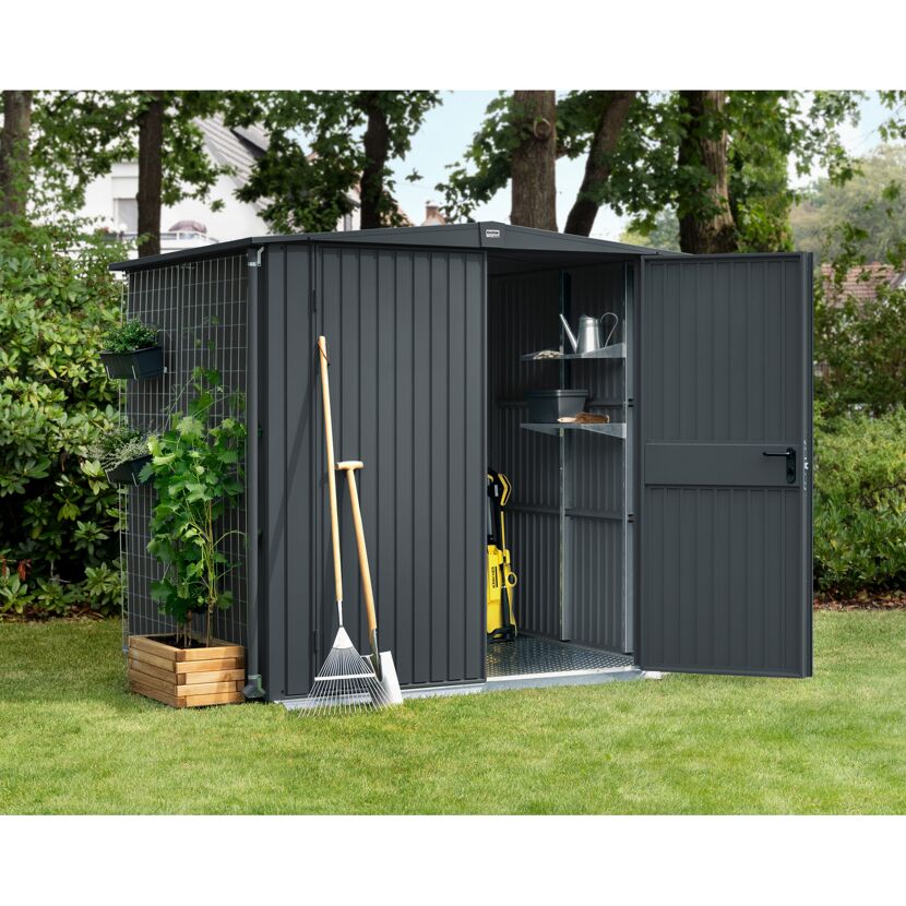 Gerätehaus Ecostar im Garten, Tür geöffnet, Gartengeräte davor.