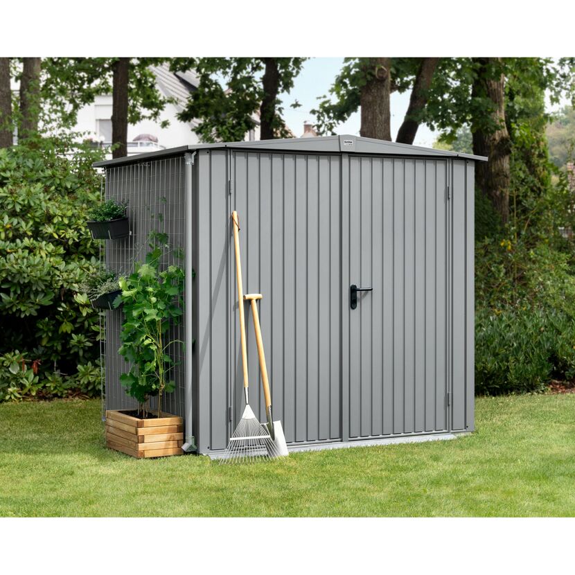 Graues Gerätehaus Ecostar mit Rankgitter und Gartengeräten