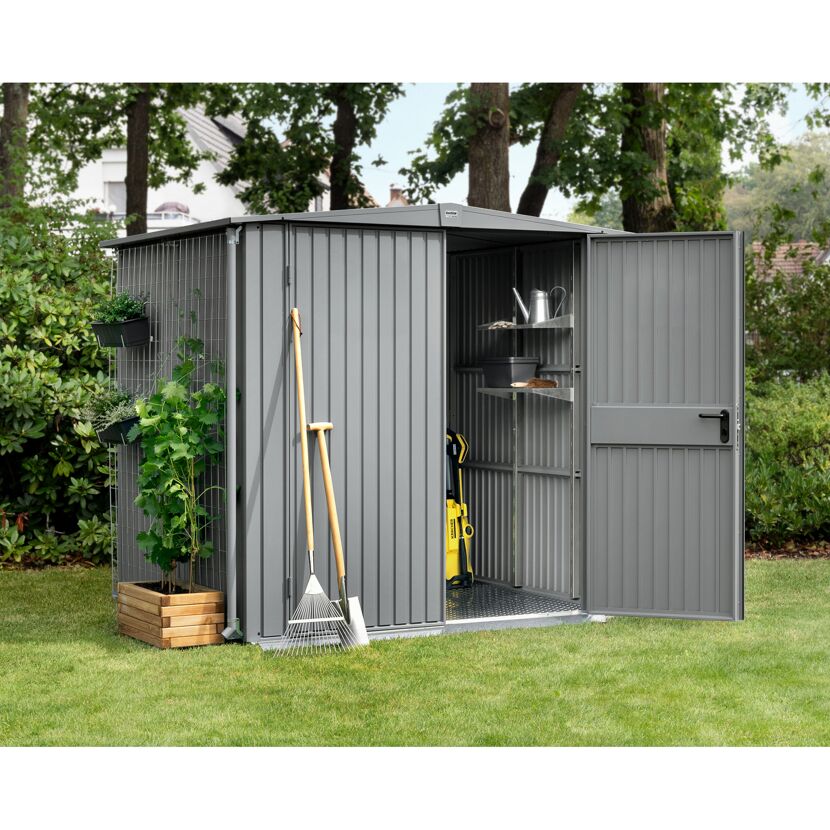 Graues Gerätehaus Ecostar mit geöffneter Tür und Gartengeräten