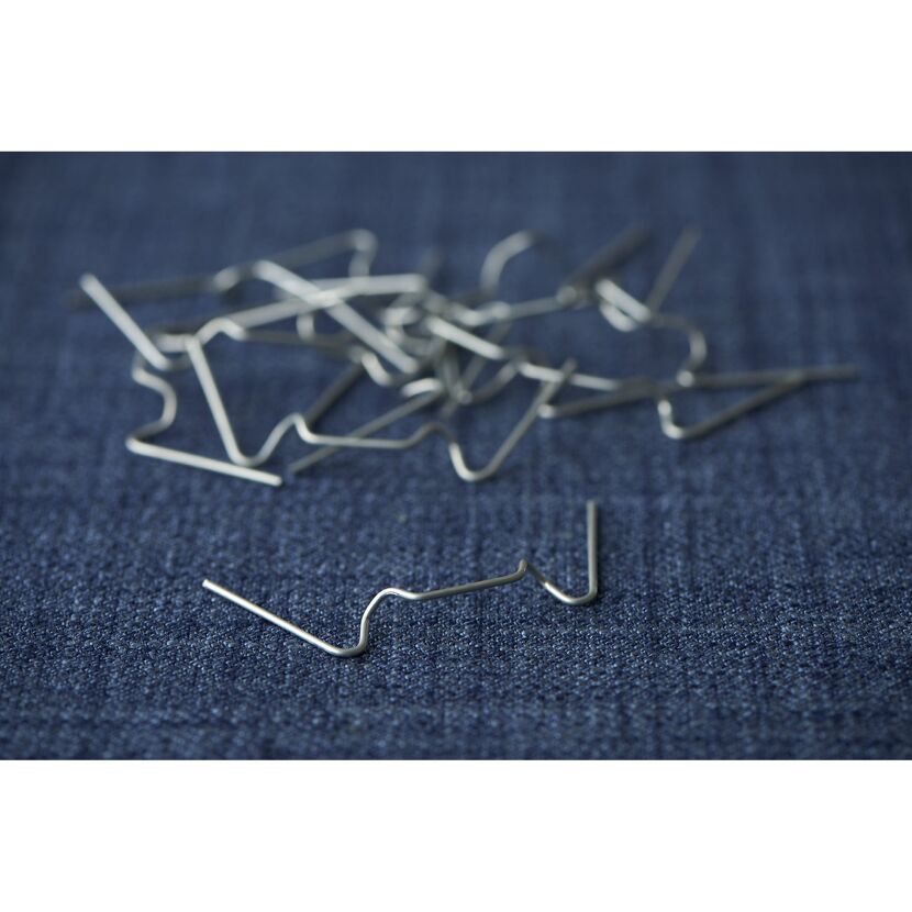 Metall-Fliegenbeine auf blauem Jeansstoff
