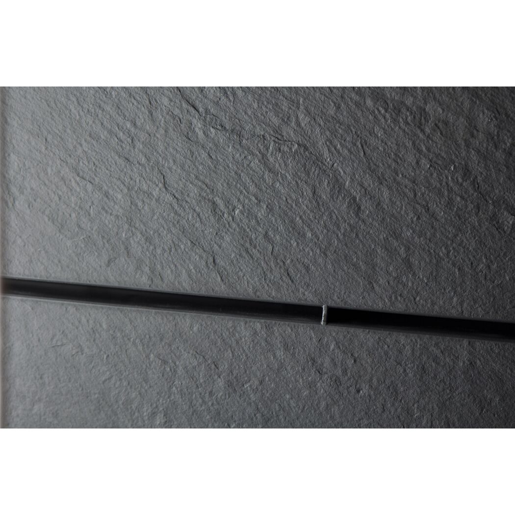 Schwarze Schieferplatte mit schwarzer Fuge