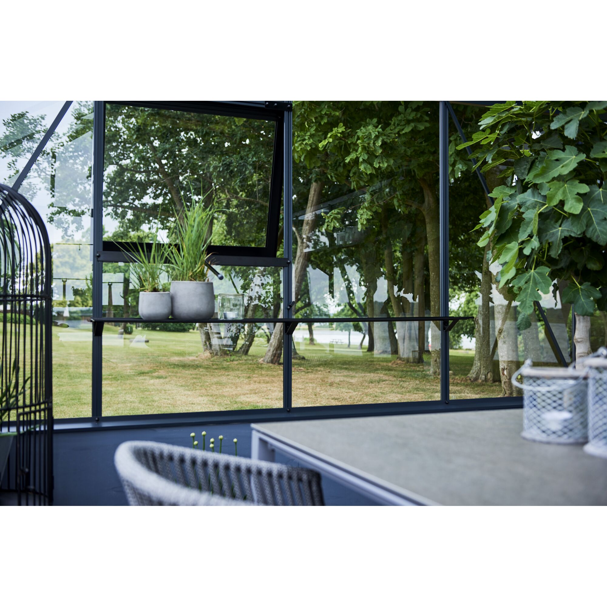 Gewächshaus mit geöffnetem Fenster und Alu-Regal