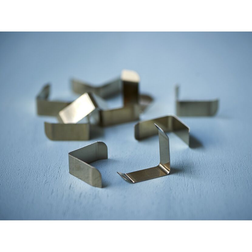 Kleine Metallfedern auf blauem Grund.