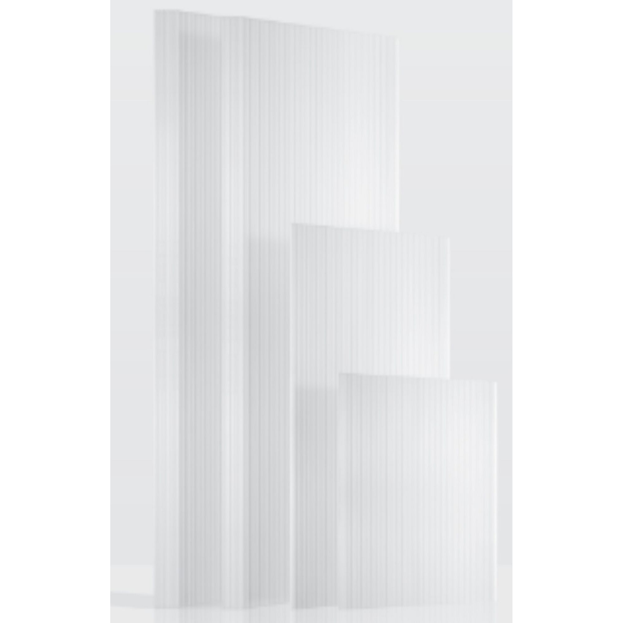 Drei weiße Platten aus geriffeltem Kunststoff