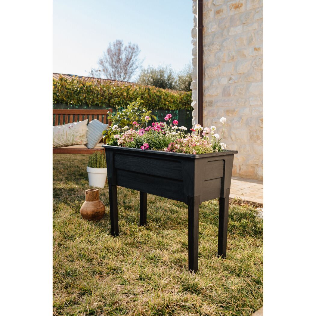 Schwarzes Hochbeet mit bunten Blumen
