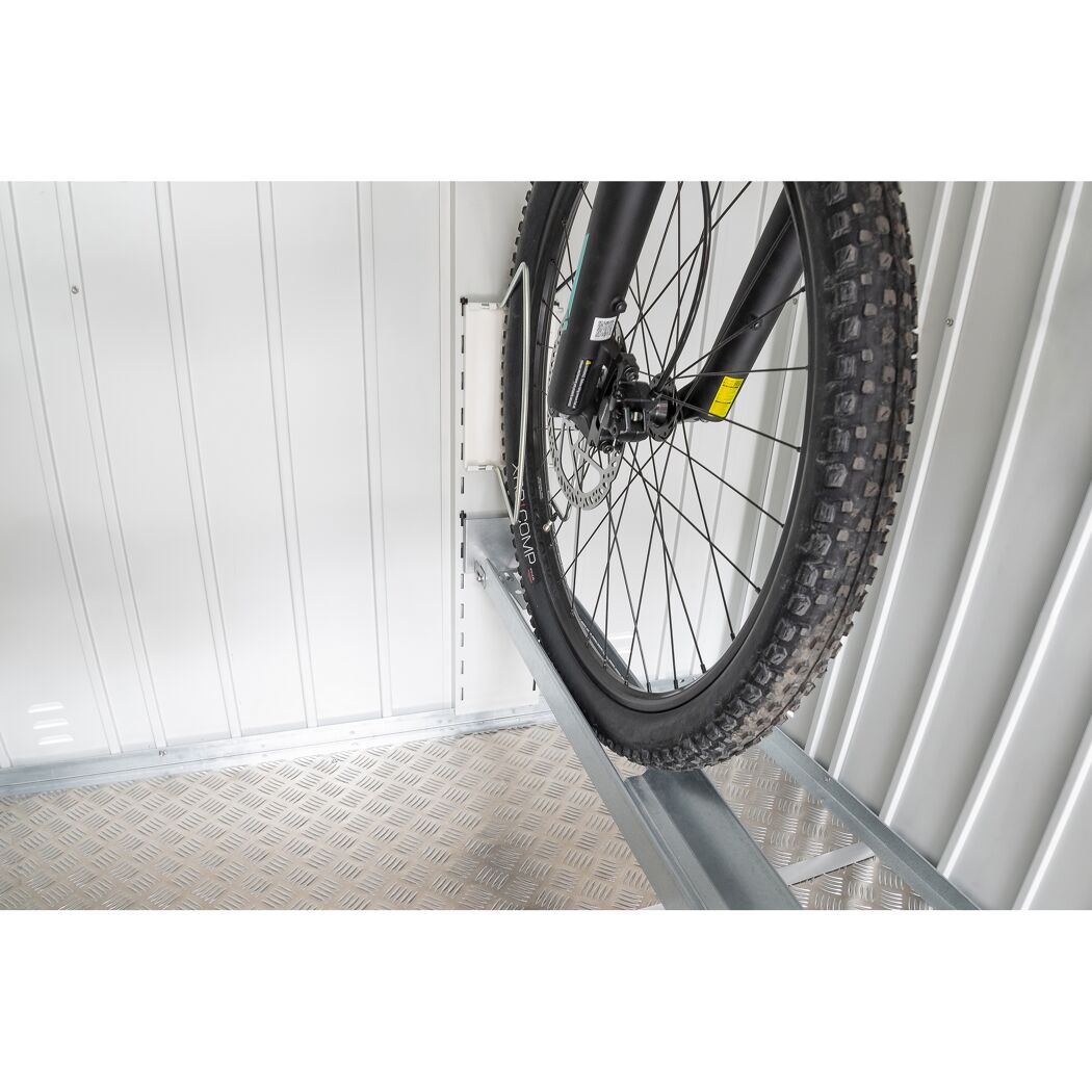 Fahrrad steht in der Fahrradschiene