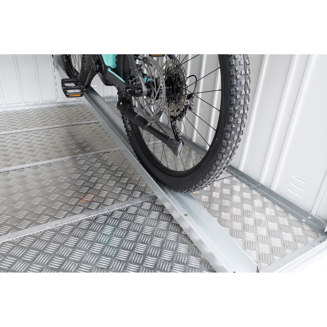 Fahrrad steht in Fahrradschiene