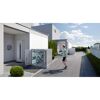 Person stellt Fahrrad in Mini-Garage silber