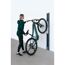 Person hängt Fahrrad an Bikelift Wandhalterung.
