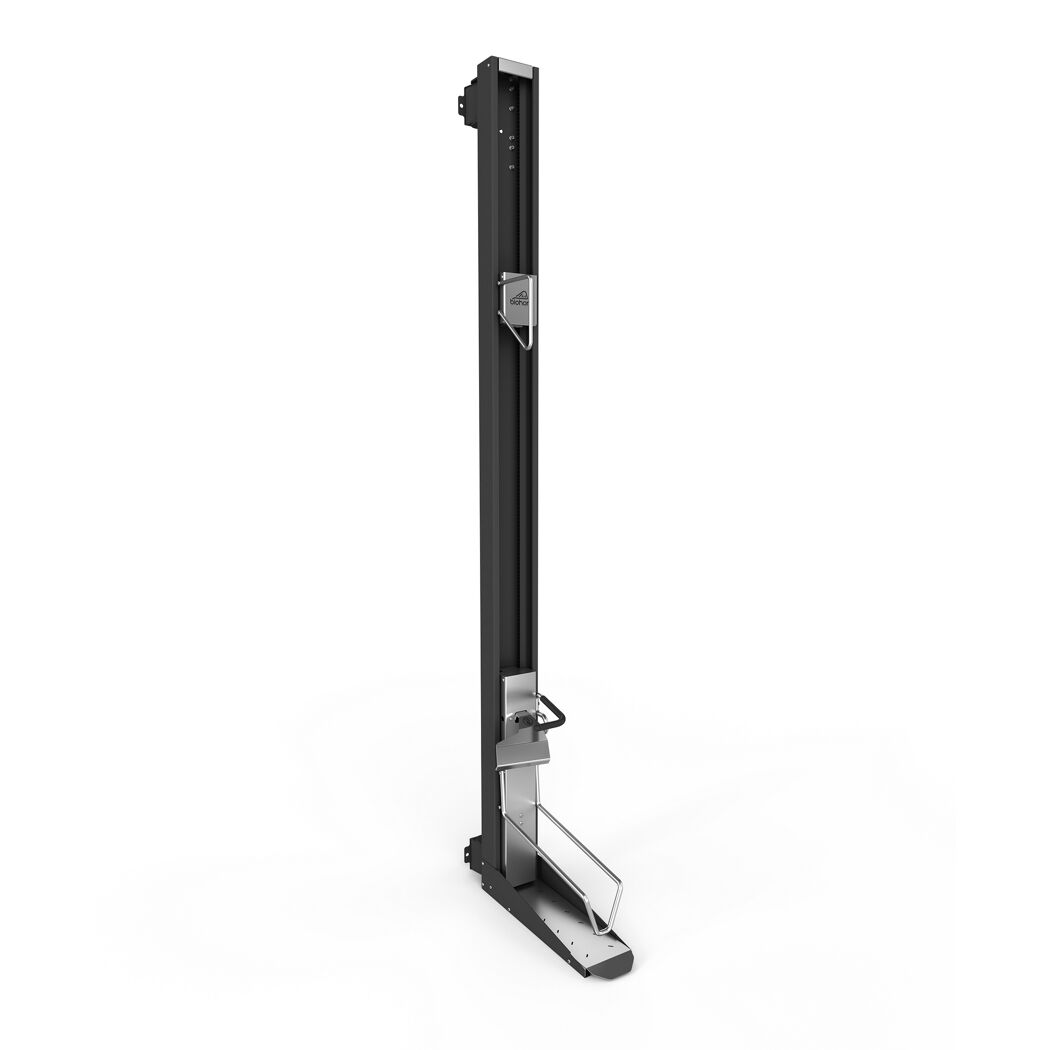 Schwarzer Fahrradlift an der Wand montiert.