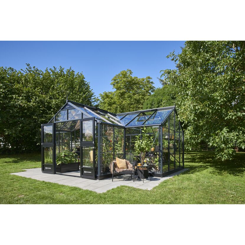 Schwarzes Gewächshaus Juliana Orangerie im Garten