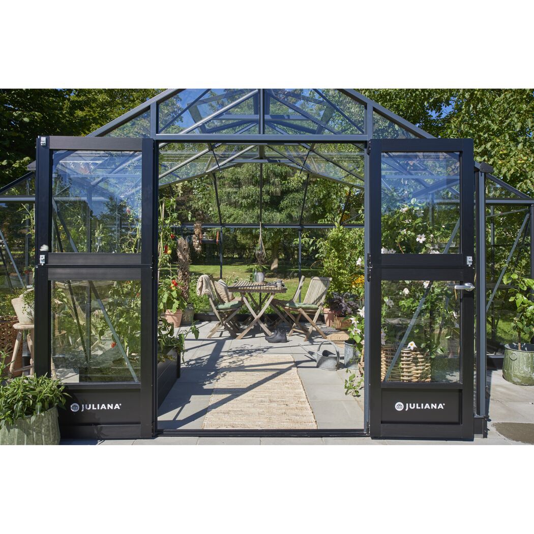 Gewächshaus Juliana Orangerie mit offener Tür und Sitzecke