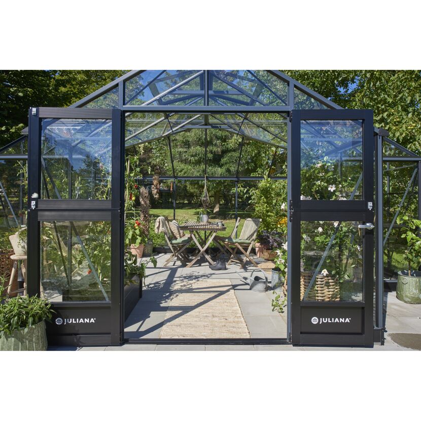 Gewächshaus Juliana Orangerie mit offener Tür und Sitzecke