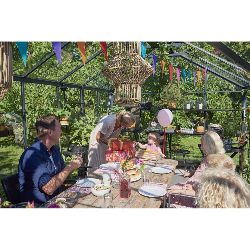 Familie feiert Geburtstag im Gewächshaus