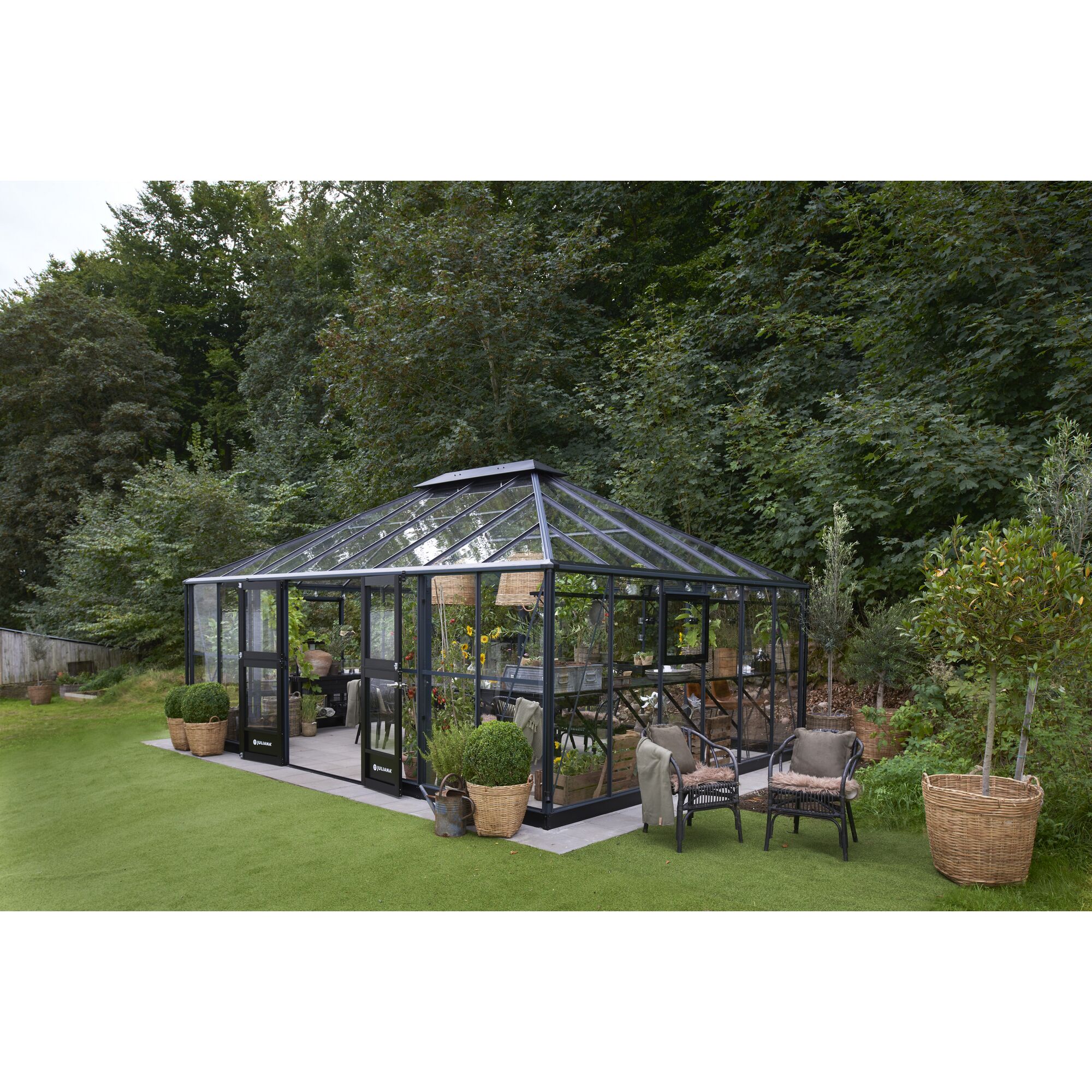 Gewächshaus mit Stühlen und Pflanzen im Garten