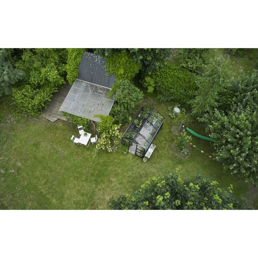 Gewächshaus im Garten, Luftaufnahme