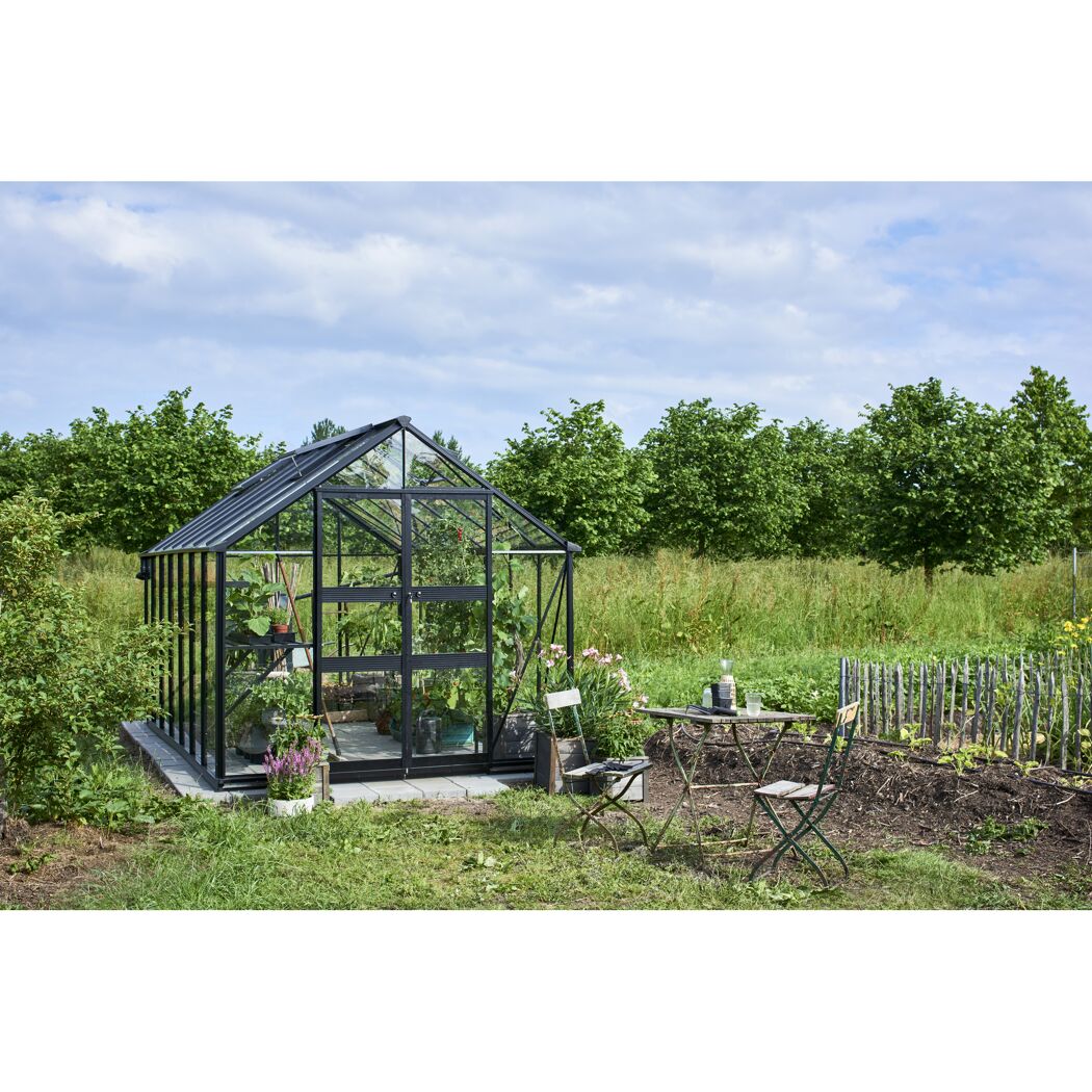 Gewächshaus Blockley im Garten mit Tisch und Stühlen