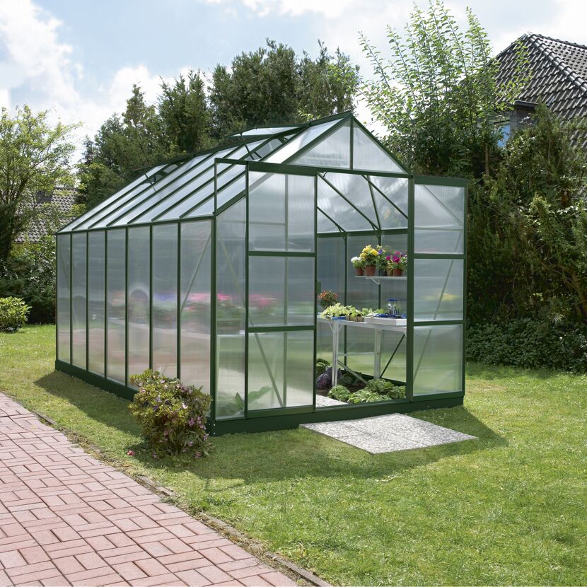 Gewächshaus mit geöffneter Tür im Garten