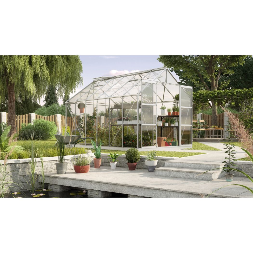 Gewächshaus im Garten mit verschiedenen Pflanzen