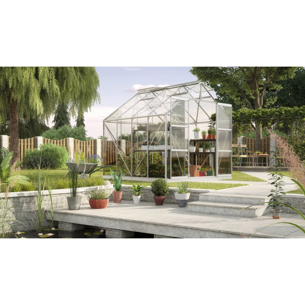 Gewächshaus im Garten mit verschiedenen Pflanzen