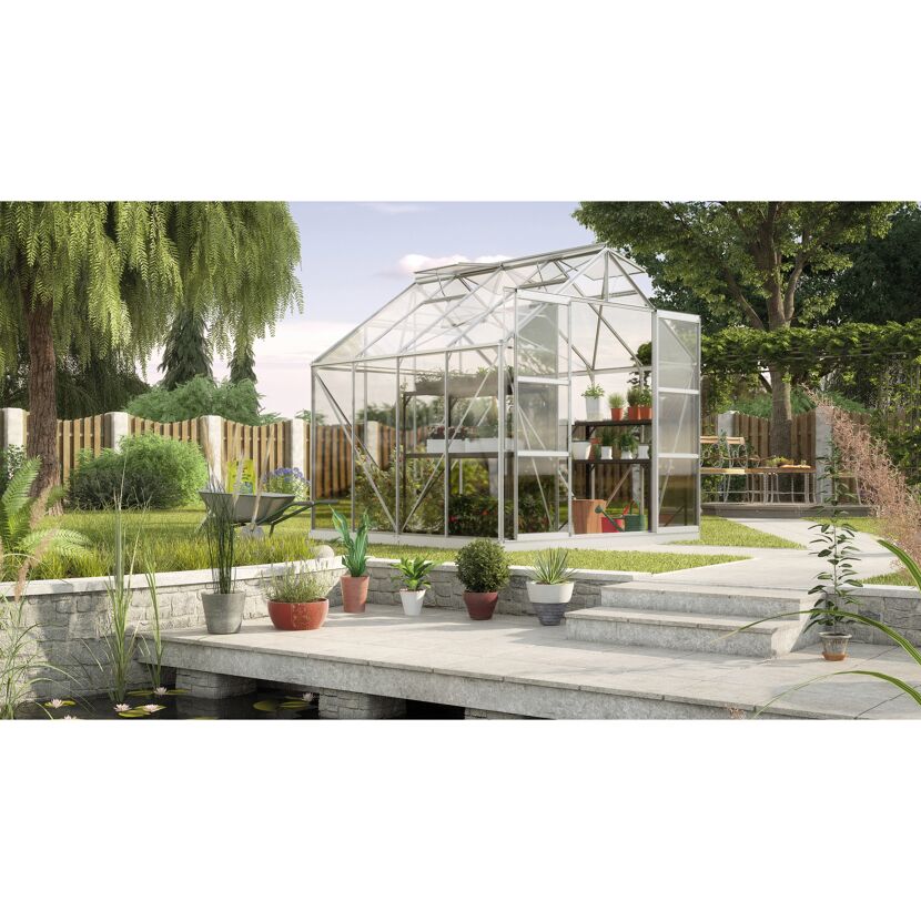 Gewächshaus im Garten mit verschiedenen Pflanzen