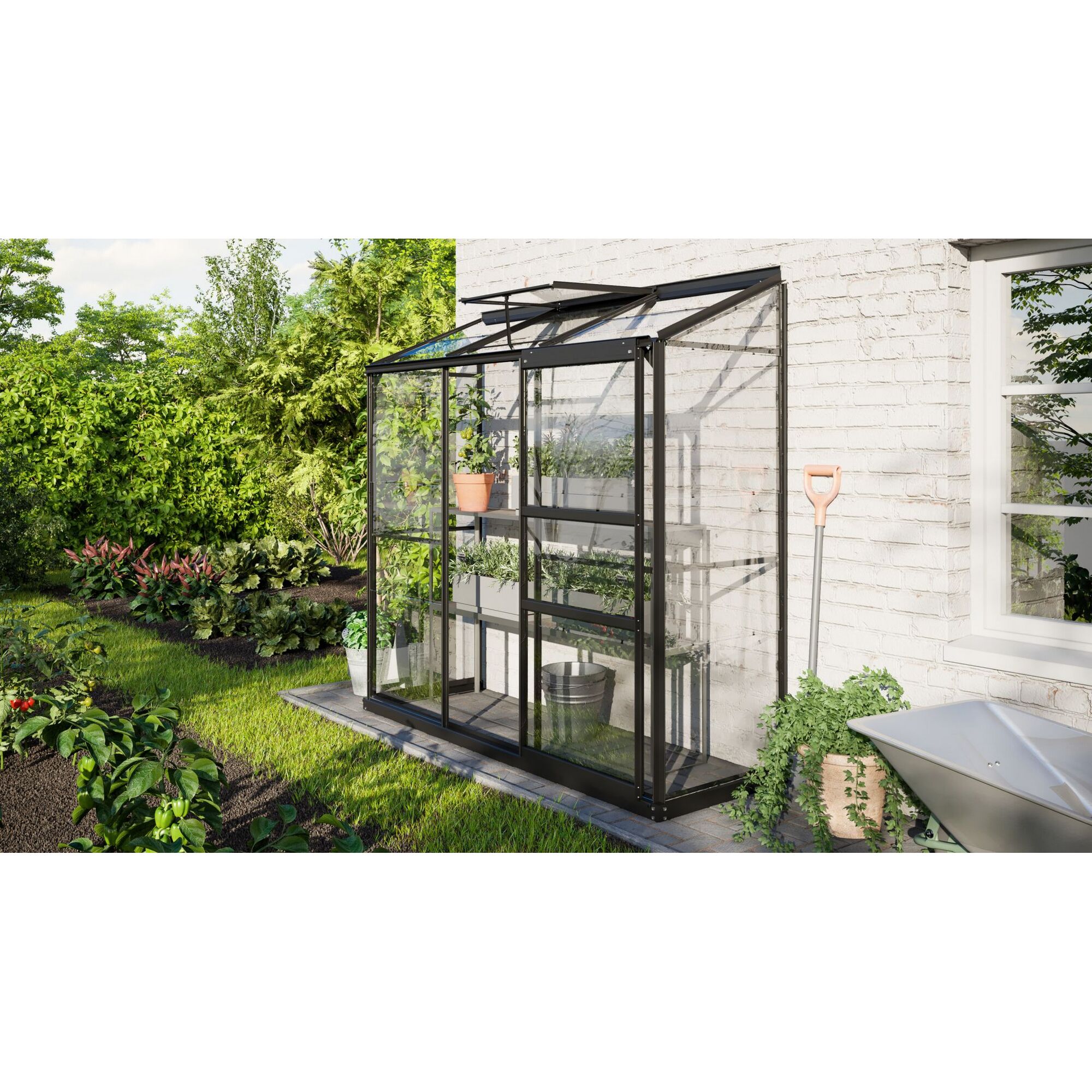 Gewächshaus Ida mit offener Tür und angelehntem Spaten