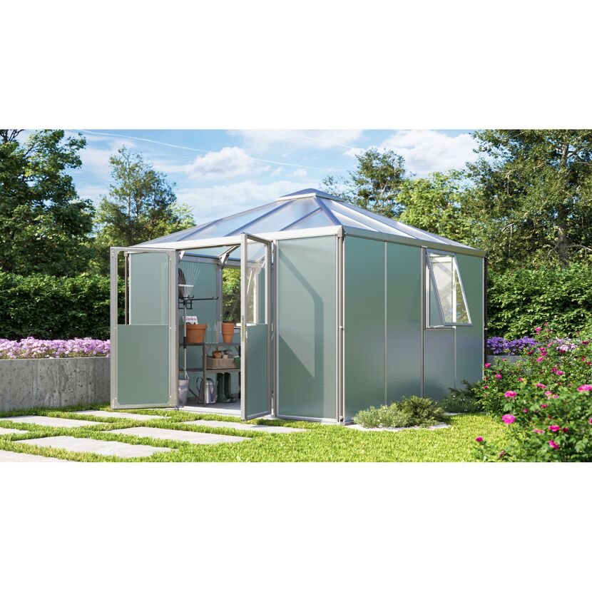 Gerätehaus im Garten mit geöffneter Tür