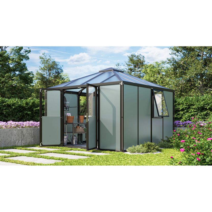Gerätehaus aus Kunststoff mit geöffneter Tür