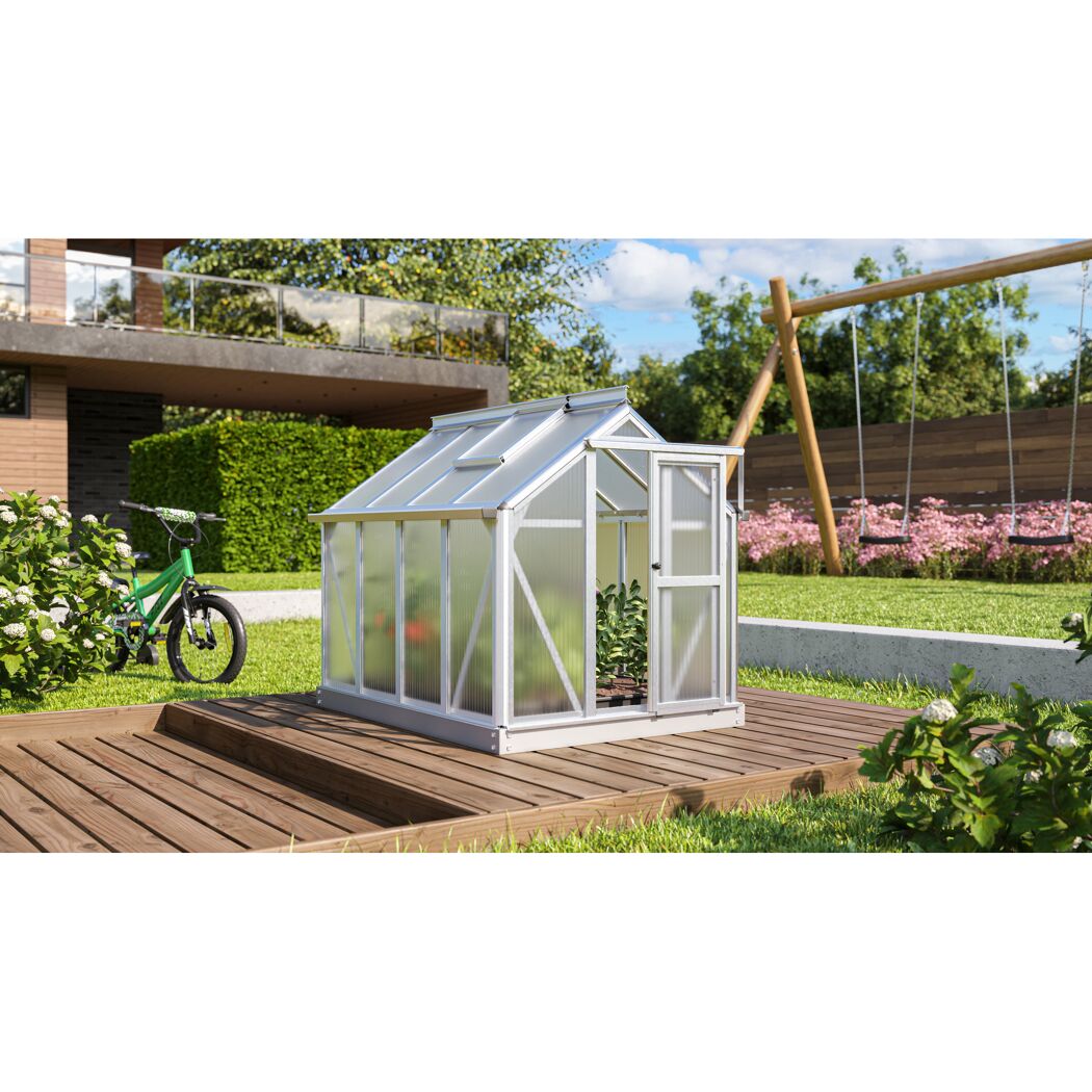 Kleines Gewächshaus aus transparentem Kunststoff im Garten