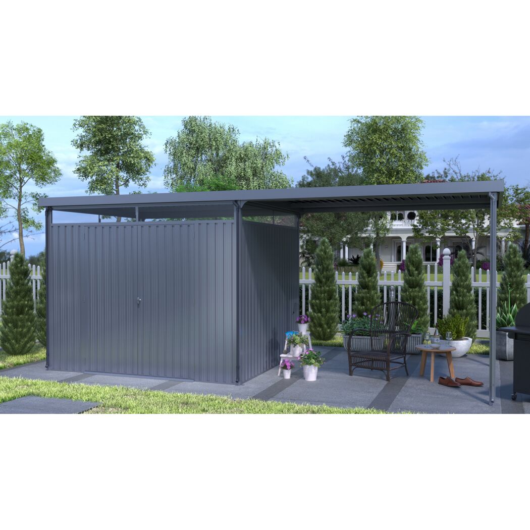 Gerätehaus mit Überdachung in einem Garten