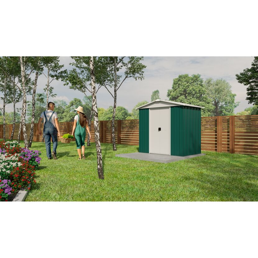 Zwei Personen gehen an einem Gerätehaus im Garten vorbei.