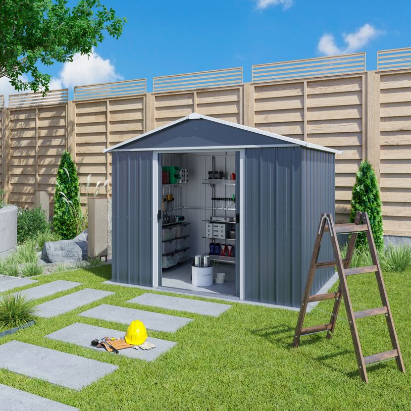 Gerätehaus im Garten mit Leiter und Werkzeug