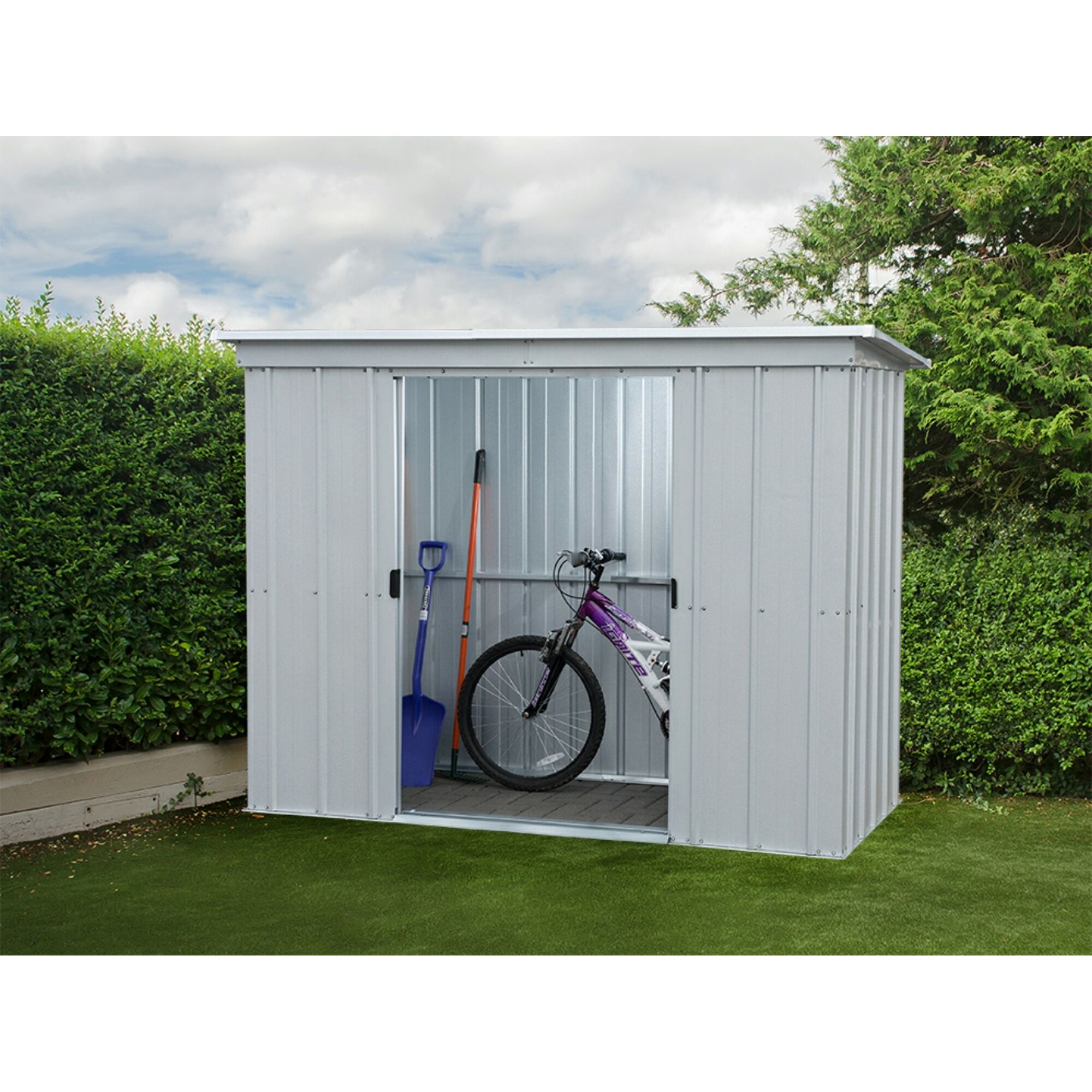 Metallgerätehaus mit Fahrrad und Gartengeräten