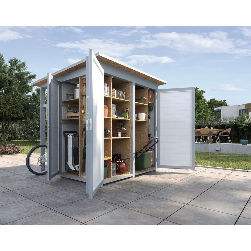 Geöffneter Gartenschrank mit Gartengeräten