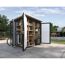 Offener Gartenschrank mit Gartengeräten