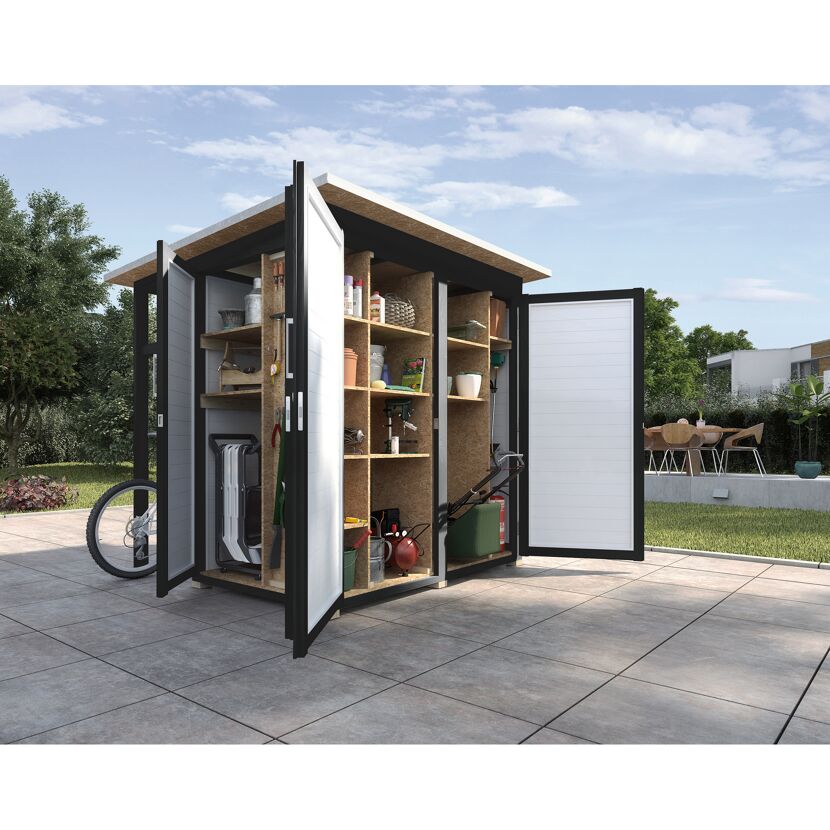 Offener Gartenschrank mit Gartengeräten