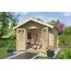 Kleines Gartenhaus mit geöffneten Türen, Gartenmöbel und Gartenzubehör im Inneren.