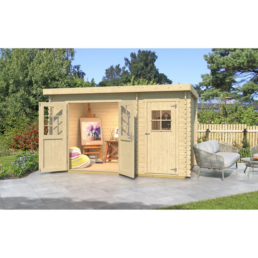 Holz-Gartenhaus mit Staffelei und geöffneten Türen