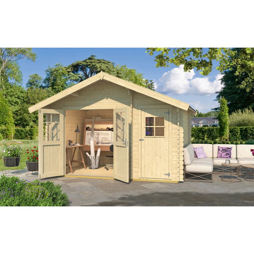 Holz-Gartenhaus mit geöffneten Türen, darin ein Schreibtisch