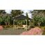 Pavillon Sevilla mit Gartenmöbeln und Dekoration