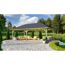 Pavillon mit Gartenmöbeln auf gepflasterter Fläche