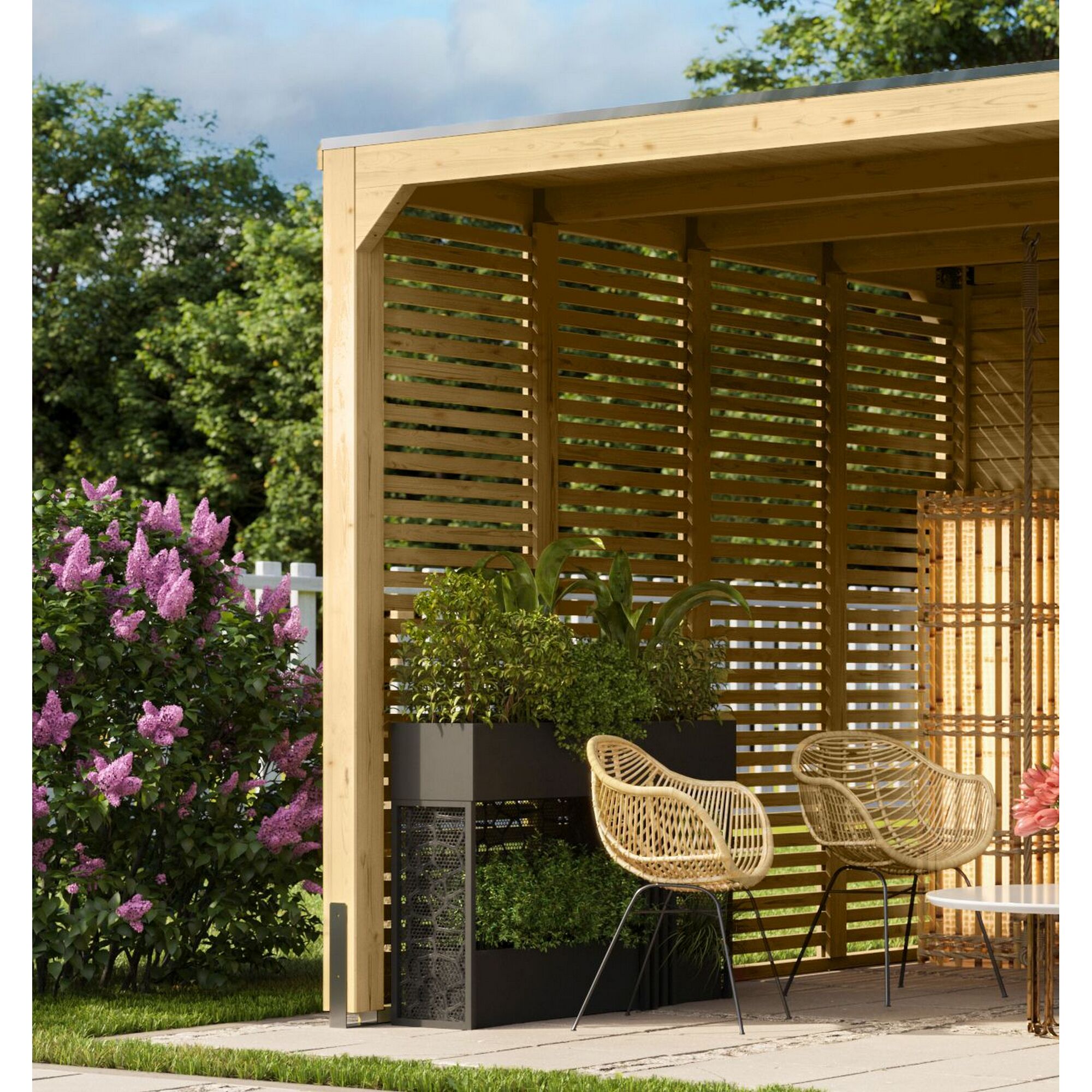 Holzpavillon mit Lamellenwand im Garten