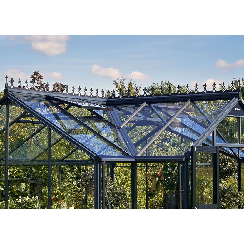 Gewächshaus mit geöffneten Dachfenstern