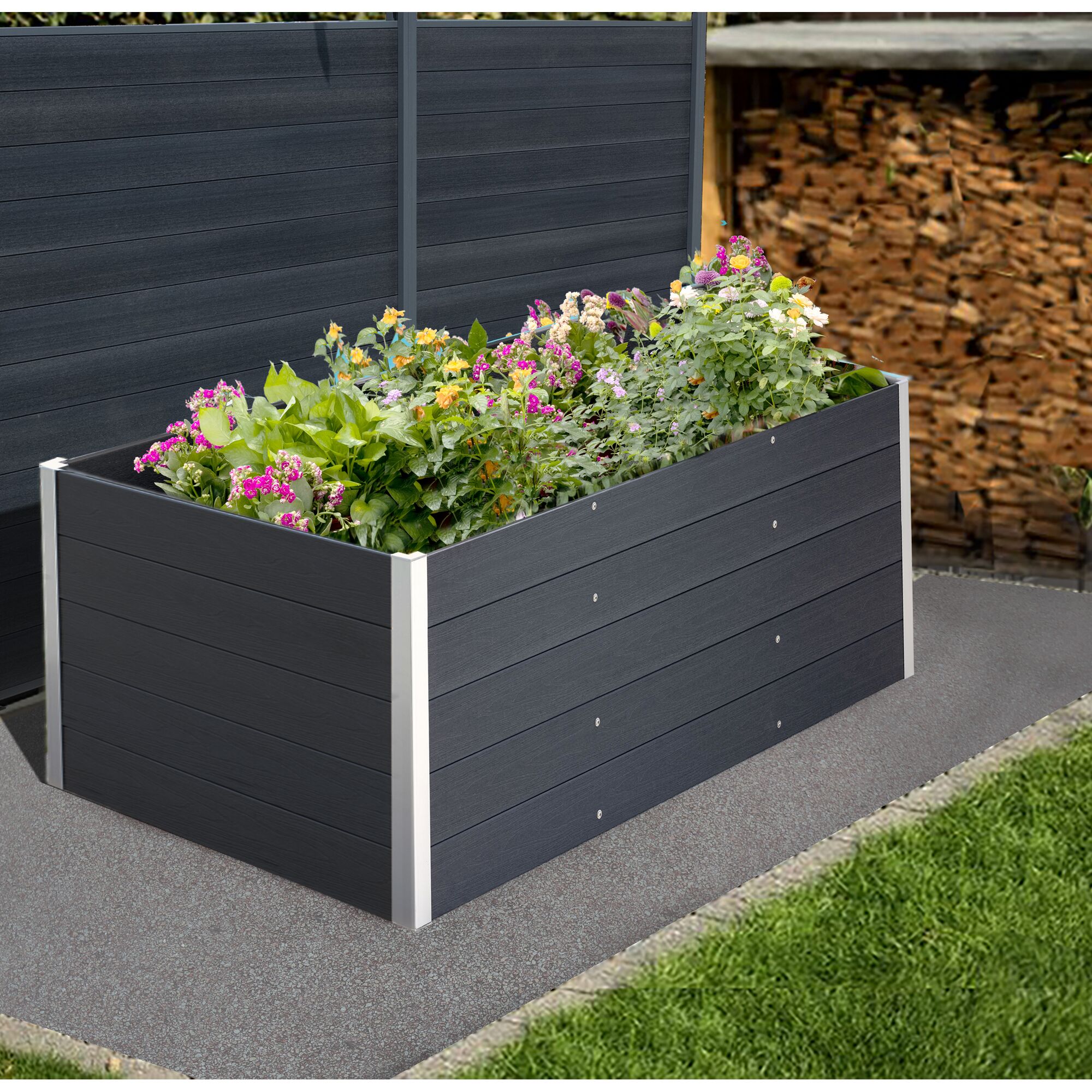 Anthrazitfarbenes WPC-Hochbeet mit bunten Blumen