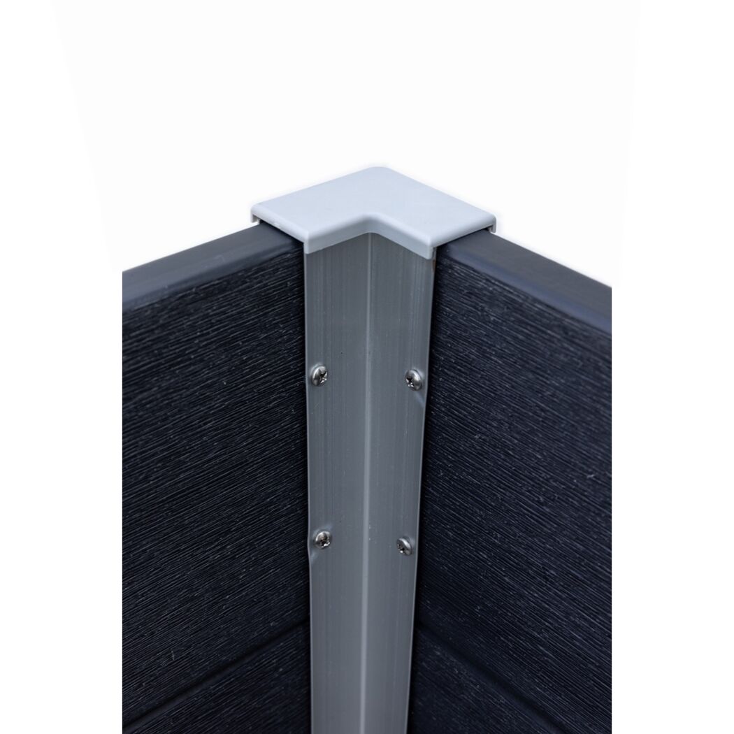 Ecke eines schwarzen Hochbeets mit grauer Metallverbindung.