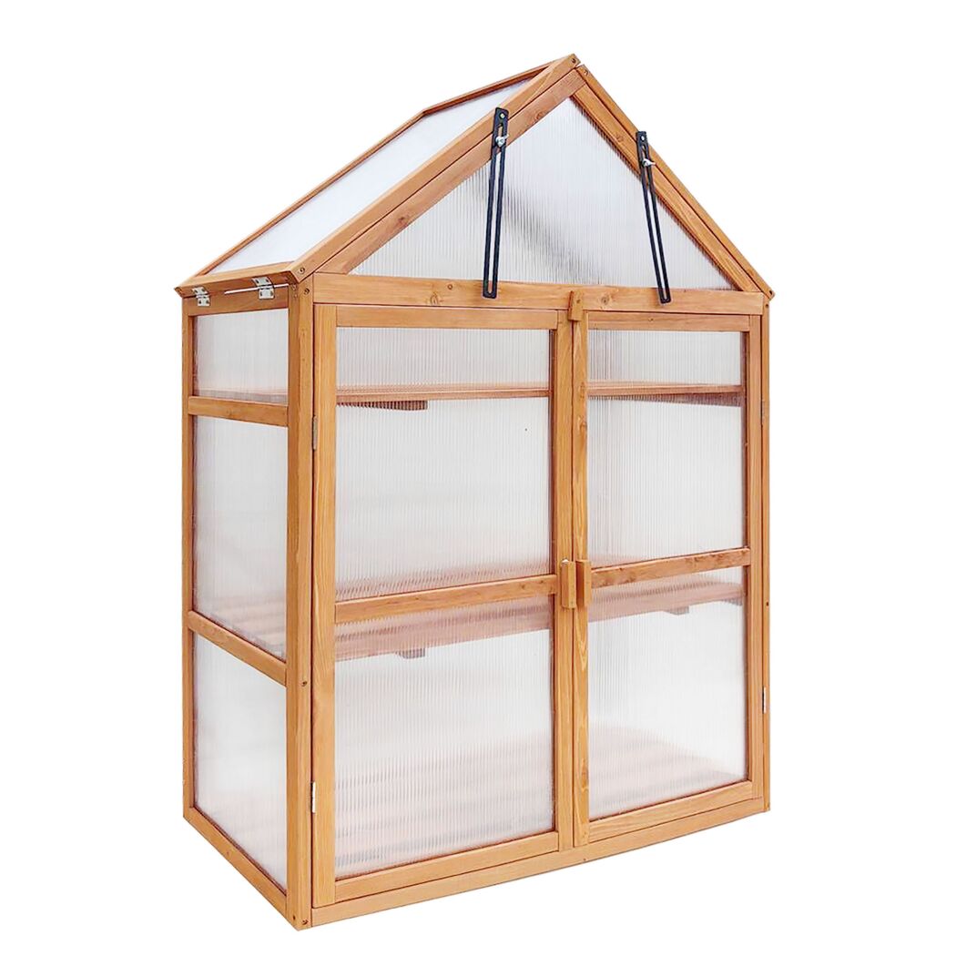 Kleines Gewächshaus aus Holz mit durchsichtigen Wänden.