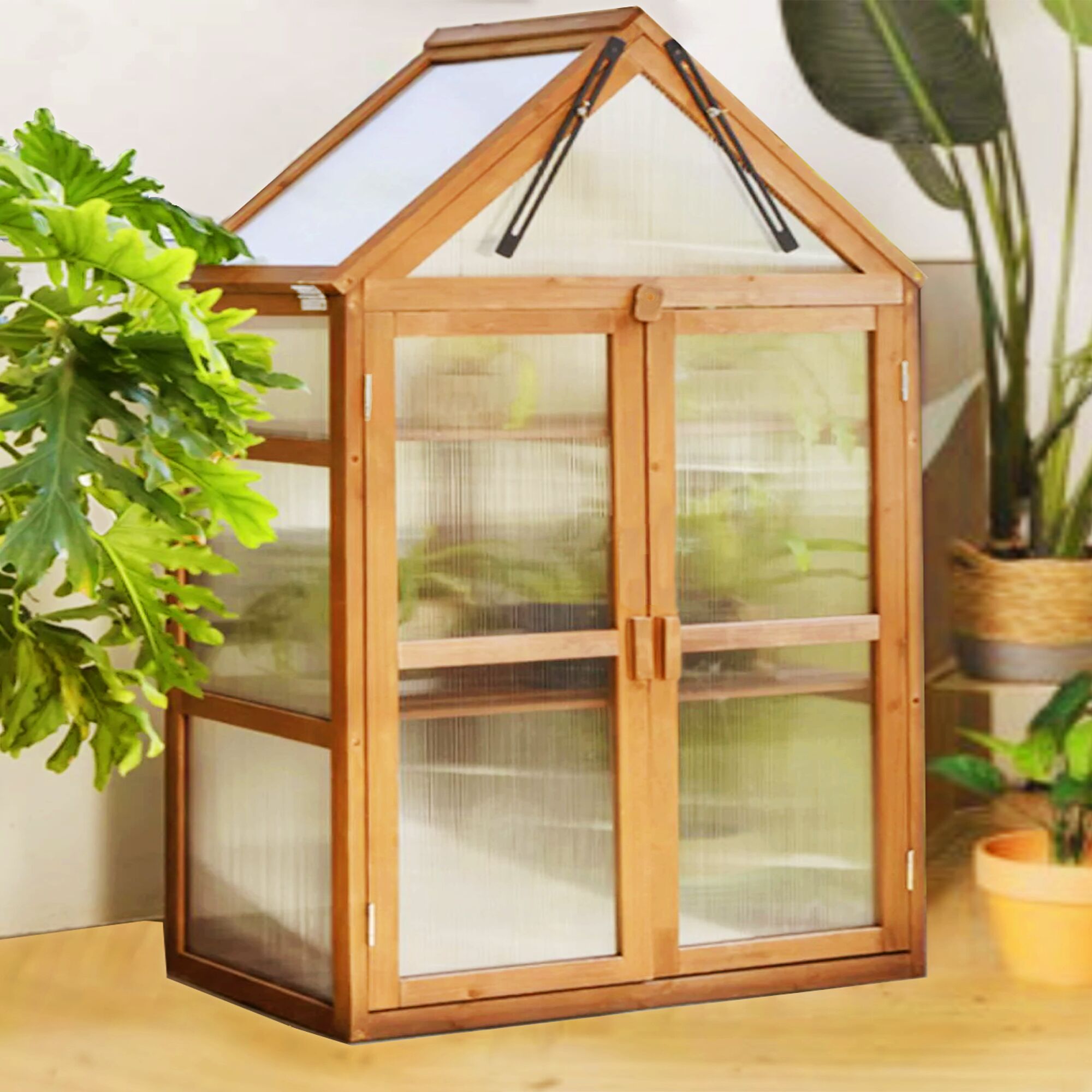Kleines Gewächshaus aus Holz mit Glastüren